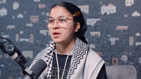 بعد تبرئتها من “اقتحام مصنع أسلحة إسرائيلي”.. ناشطة في حركة “فلسطين أكشن” تكشف كواليس السجن والمعاناة حكاية امرأة تواجه الحياة بعد السجن بين جراح الذاكرة وأمل العودة إلى الوطن تكشف الوجه الإنساني لمعركة الحرية وثمنها الصامت