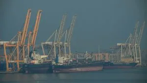 أسعار الطاقة تقفز عالمياً وسط مخاوف التضخم.. إغلاق مضيق هرمز يوقف إنتاج النفط والغاز في قطر والعراق تتقلب البورصات العالمية مع تزايد المخاوف من تصاعد التوتر في الشرق الأوسط وتأثيره المحتمل على إمدادات الطاقة واستقرار الاقتصاد العالمي