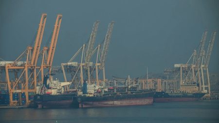 أسعار الطاقة تقفز عالمياً وسط مخاوف التضخم.. إغلاق مضيق هرمز يوقف إنتاج النفط والغاز في قطر والعراق تتقلب البورصات العالمية مع تزايد المخاوف من تصاعد التوتر في الشرق الأوسط وتأثيره المحتمل على إمدادات الطاقة واستقرار الاقتصاد العالمي