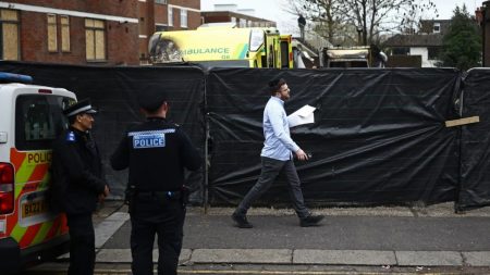 تصاعد القلق في لندن بعد حرق سيارات إسعاف تابعة لجمعية يهودية وسط تحقيقات تربط الهجوم بجماعة غامضة يُشتبه في صلتها بإيران وتزايد تحذيرات من تصعيد أوسع.