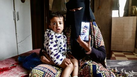 جسد نحيل وندوب حارقة.. رضيع من غزة يخرج من الاحتجاز الإسرائيلي بآثار تعذيب طفل فلسطيني يعود من الاحتجاز بعلامات حروق وصدمة نفسية بينما يظل والده مفقودًا لتتحول فرحة العيد في غزة إلى مشهد مؤلم يثير تساؤلات حول الثمن الإنساني للحرب