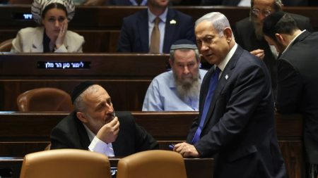 فضيحة في مكتب نتنياهو.. تسجيلات “عنصرية” لمستشاره ضد اليهود الشرقيين تُشعل الغضب تسريبات صوتية تهز المشهد السياسي الإسرائيلي بعد كشف إهانات عنصرية من مقرّب من نتنياهو تطال نوابًا من أصول مزراحية وتعيد الجدل حول الانقسام الداخلي