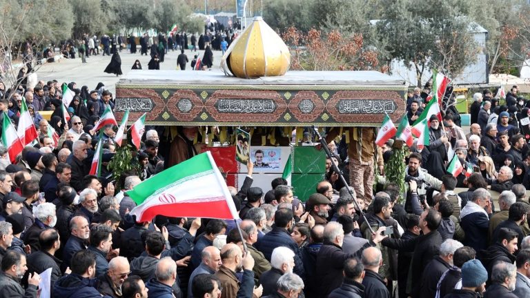 تصعيد بريطاني مفاجئ: القواعد الملكية تحت تصرف الجيش الأمريكي لضرب أهداف إيرانية تصاعد التوتر بعد فشل الصواريخ الإيرانية في إصابة القاعدة بالمحيط الهندي وبريطانيا تمنح واشنطن الضوء الأخضر لاستخدام قواعدها وسط مخاوف من اتساع الحرب وتأثيرها على الطاقة