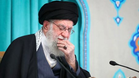 تساؤلات تتزايد في إيران مع تضارب الأنباء حول مصير المرشد وسط تقارير عن هجمات مفاجئة تثير قلق النخبة السياسية ومخاوف من فراغ محتمل في السلطة