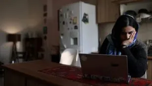 خلف انقطاع الإنترنت في إيران يحاول السكان وسط الحرب إيجاد طرق خفية للاتصال بالعالم فيما يتحول الوصول إلى الشبكة إلى مخاطرة مكلفة تزداد يومًا بعد يوم