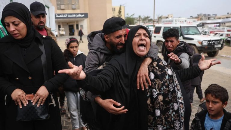 خرق جديد للهدنة: طائرات الاحتلال تستهدف نقاطاً للشرطة في “المنطقة الآمنة” بالمواصي غارات جديدة تستهدف نقاط شرطة في خان يونس وسط انتهاكات متواصلة لوقف النار وتترك عائلات نازحة بين الفقد والخوف من جولة عنف لا يبدو أنها تقترب من نهايتها