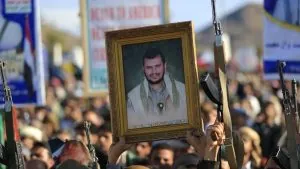 الحوثيون يدخلون الحرب رسمياً: أول هجوم صاروخي على إسرائيل دعماً لإيران تصاعد جديد في جبهة البحر الأحمر مع إطلاق الحوثيين صواريخ باتجاه إسرائيل دعماً لإيران وفصائل المقاومة وسط مخاوف من اتساع رقعة الصراع الإقليمي