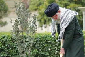 نظام المهداوي يكتب: ليس مطلوبًا منك أن تقف مع إيران.. ولكن! المرشد الإيراني علي خامنئي