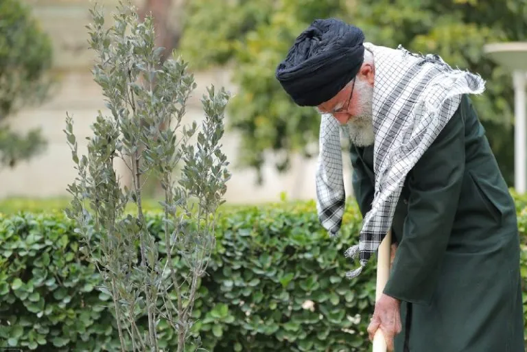 نظام المهداوي يكتب: ليس مطلوبًا منك أن تقف مع إيران.. ولكن! المرشد الإيراني علي خامنئي