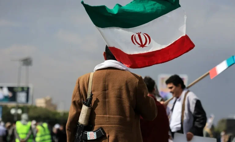 بانتظار “التهديد الوجودي”.. كواليس تأخر انضمام الحوثيين للجبهة المشتعلة ضد واشنطن وتل أبيب