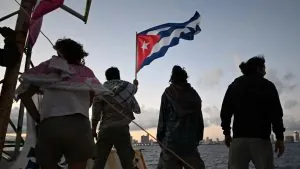 في ظلام هافانا تتجلى صلابة الكوبيين وسط حصار يشتد وحرب تشتعل حولهم بينما تصل قوافل التضامن بأمل يكسر العزلة ويكشف الثمن الإنساني للصراع