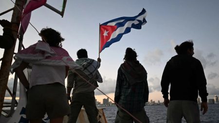 في ظلام هافانا تتجلى صلابة الكوبيين وسط حصار يشتد وحرب تشتعل حولهم بينما تصل قوافل التضامن بأمل يكسر العزلة ويكشف الثمن الإنساني للصراع