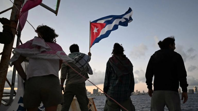 في ظلام هافانا تتجلى صلابة الكوبيين وسط حصار يشتد وحرب تشتعل حولهم بينما تصل قوافل التضامن بأمل يكسر العزلة ويكشف الثمن الإنساني للصراع