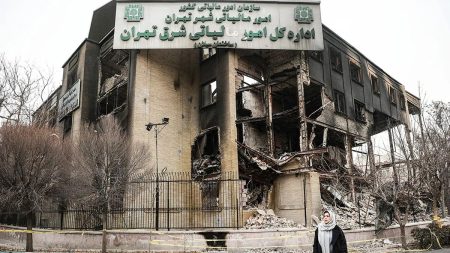 في مدن تبحث عن صوتها يتحول الحلم بالحرية إلى عبء يلاحق من ينادون به وسط خوف من أن تصبح الكلمة الحرة جريمة تكلف أصحابها حياتهم