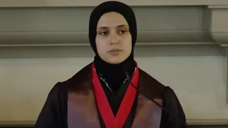 في خطوة وُصفت بأنها رسالة احتجاج واضحة على ما يجري داخل أروقة الإدارة الأمريكية، أعلنت سميرة مُنشي، العضو المسلم الوحيد في المجلس الاستشاري للحريات الدينية التابع للبيت الأبيض، استقالتها من منصبها، اعتراضًا على قرار إقالة المفوضة الكاثوليكية كاري بريجان بولر بسبب مواقفها المناهضة للصهيونية. تأتي هذه الاستقالة في وقتٍ تتزايد فيه الانتقادات الموجهة للّجنة التي شُكلت بقرار من الرئيس الأمريكي دونالد ترامب في مايو/أيار 2025، لتكون جهة استشارية تُعنى بمتابعة قضايا الحرية الدينية وترفع تقاريرها مباشرة إلى الرئيس. خلاف عقائدي يتحول إلى صدام سياسي القضية التي أثارت الجدل بدأت بعد تداول مقطع مصوَّر من اجتماع للجنة في فبراير/شباط الماضي، ظهرت فيه بولر تؤكد خلال نقاش حاد أنّ الكاثوليكية والصهيونية 