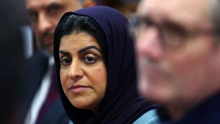 أعلنت وزيرة الداخلية البريطانية شهبانة محمود قراراً مثيراً للجدل يقضي بحظر فعالية «يوم القدس» السنوية في العاصمة لندن