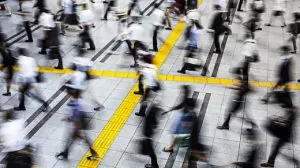 تتزايد حركة الناس في شوارع المدينة وضواحيها بينما تكشف المحطات المزدحمة عن إيقاع حياة لا يهدأ وسؤال مستمر حول ما يخفيه ليل المدينة التي لا تنام