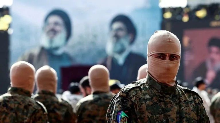 مع تصاعد القصف وتبدّل موازين القوى، يعود حزب الله إلى الواجهة بروح جديدة تعيد رسم ملامح الصراع مع إسرائيل وتثير أسئلة حول ما ينتظر لبنان والمنطقة.