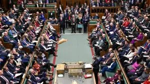 بسبب ضرب إيران.. ترامب يهاجم ستارمر والمعارضة البريطانية تطالب بالسيطرة على “قرار الحرب” تنامى الاستياء الشعبي في بريطانيا وسط جدل متزايد حول سماح الحكومة لواشنطن باستخدام قواعدها العسكرية ما يثير تساؤلات حول السيادة والعلاقات بين البلدين