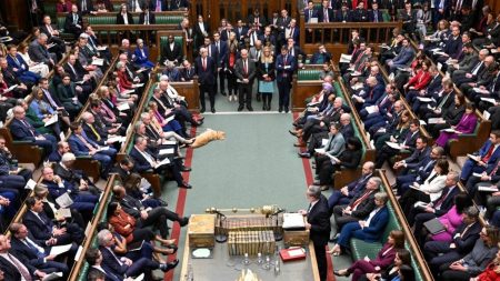 بسبب ضرب إيران.. ترامب يهاجم ستارمر والمعارضة البريطانية تطالب بالسيطرة على “قرار الحرب” تنامى الاستياء الشعبي في بريطانيا وسط جدل متزايد حول سماح الحكومة لواشنطن باستخدام قواعدها العسكرية ما يثير تساؤلات حول السيادة والعلاقات بين البلدين