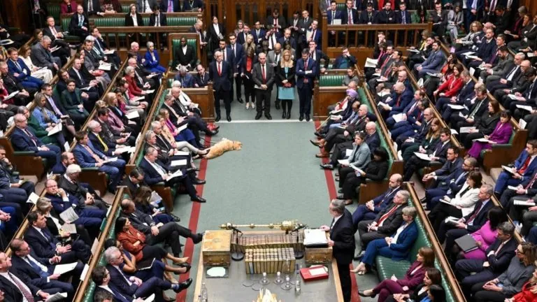 تنامى الاستياء الشعبي في بريطانيا وسط جدل متزايد حول سماح الحكومة لواشنطن باستخدام قواعدها العسكرية ما يثير تساؤلات حول السيادة والعلاقات بين البلدين