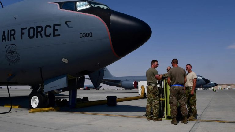 تحطم طائرة أمريكية في أجواء العراق يثير تساؤلات حول تداعياته على الجنود والوجود العسكري وسط حالة ترقب تخيم على المنطقة