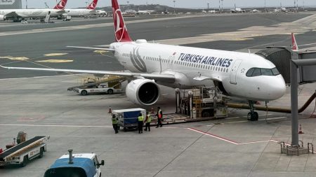 تصاعد القلق في الأسواق التركية مع تسارع خروج رؤوس الأموال وتراجع الثقة وسط تأثيرات الحرب وتقلبات النفط التي تهدد معيشة المواطنين