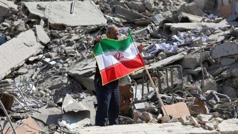 توتّر متصاعد بين واشنطن وطهران مع تحركات عسكرية وتحذيرات متبادلة تثير مخاوف من مواجهة طويلة قد تغيّر توازن المنطقة وتزيد معاناة المدنيين