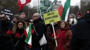 تصاعد التوتر بين عائلات المعتقلين الإيرانيين مع تزايد الغموض حول مصير أحبائهم وسط أنباء عن تدهور الأوضاع داخل مراكز الاحتجاز