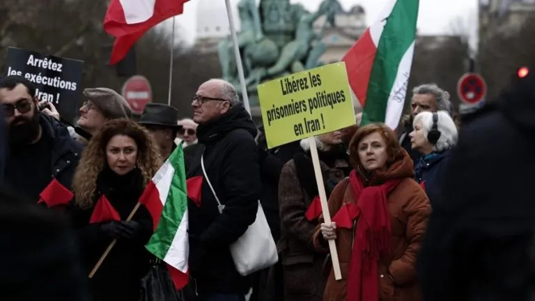 تصاعد التوتر بين عائلات المعتقلين الإيرانيين مع تزايد الغموض حول مصير أحبائهم وسط أنباء عن تدهور الأوضاع داخل مراكز الاحتجاز