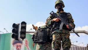 في شوارع إيران الممزقة بين القصف الخارجي والخوف الداخلي يعيش الناس تحت سطوة نقاط التفتيش والهتافات المؤيدة وسط تساؤلات عن مصيرهم المقبل