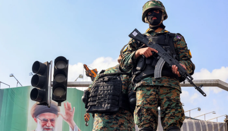 في شوارع إيران الممزقة بين القصف الخارجي والخوف الداخلي يعيش الناس تحت سطوة نقاط التفتيش والهتافات المؤيدة وسط تساؤلات عن مصيرهم المقبل