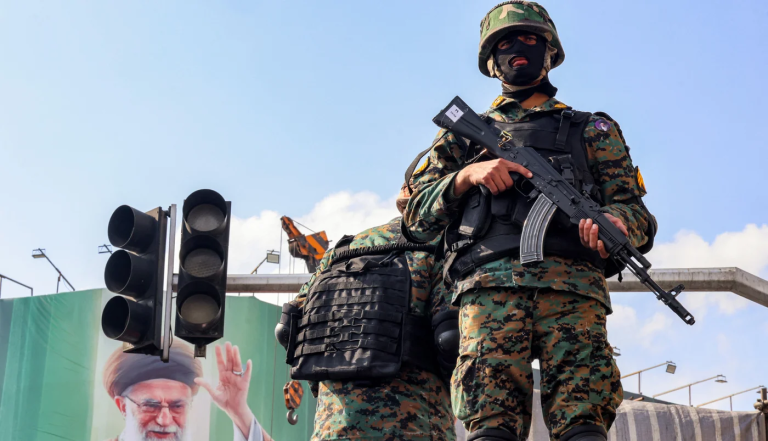 في شوارع إيران الممزقة بين القصف الخارجي والخوف الداخلي يعيش الناس تحت سطوة نقاط التفتيش والهتافات المؤيدة وسط تساؤلات عن مصيرهم المقبل