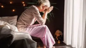 “أحلام تنبئ بالخرف”: ما هو نوع النوم الذي يمهد الطريق لـ ‘ألزهايمر”؟ دراسة حديثة تكشف القاتل الصامت أبحاث حديثة تكشف أن تراجع جودة النوم قد يسرّع تراكم بروتينات سامة في الدماغ ترتبط بألزهايمر ما يجعل كل ليلة مضطربة إنذارًا مبكرًا لخطر صامت