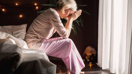 “أحلام تنبئ بالخرف”: ما هو نوع النوم الذي يمهد الطريق لـ ‘ألزهايمر”؟ دراسة حديثة تكشف القاتل الصامت أبحاث حديثة تكشف أن تراجع جودة النوم قد يسرّع تراكم بروتينات سامة في الدماغ ترتبط بألزهايمر ما يجعل كل ليلة مضطربة إنذارًا مبكرًا لخطر صامت