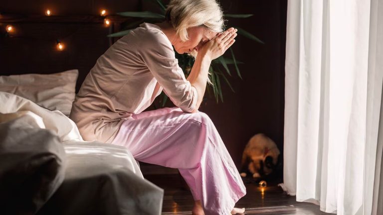 “أحلام تنبئ بالخرف”: ما هو نوع النوم الذي يمهد الطريق لـ ‘ألزهايمر”؟ دراسة حديثة تكشف القاتل الصامت أبحاث حديثة تكشف أن تراجع جودة النوم قد يسرّع تراكم بروتينات سامة في الدماغ ترتبط بألزهايمر ما يجعل كل ليلة مضطربة إنذارًا مبكرًا لخطر صامت