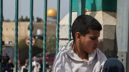 توتر متصاعد في القدس مع تحذيرات فلسطينية من خطة إسرائيلية قد تكرّس تقسيم الأقصى وتحوّله من مكان عبادة إلى ساحة صراع مفتوح