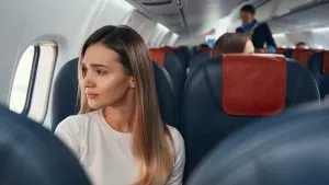 تحذيرات متزايدة تكشف عن مخاطر خفية داخل الطائرة من حقائب تتساقط إلى منافذ شحن قد تسرق بياناتك وأبحاث تؤكد أن أبسط العادات قد تهدد سلامة المسافرين