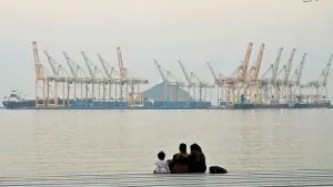 مساعٍ دبلوماسية بين مسقط وطهران لبحث إعادة فتح مضيق هرمز وسط تصاعد الهجمات المتبادلة بين إيران وإسرائيل والولايات المتحدة وتزايد القلق الإقليمي