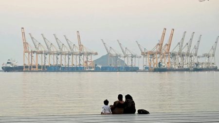 هل تنجح سلطنة عمان في نزع فتيل ‘حرب المضيق’؟ كواليس المفاوضات السرية لإعادة فتح شريان العالم مساعٍ دبلوماسية بين مسقط وطهران لبحث إعادة فتح مضيق هرمز وسط تصاعد الهجمات المتبادلة بين إيران وإسرائيل والولايات المتحدة وتزايد القلق الإقليمي