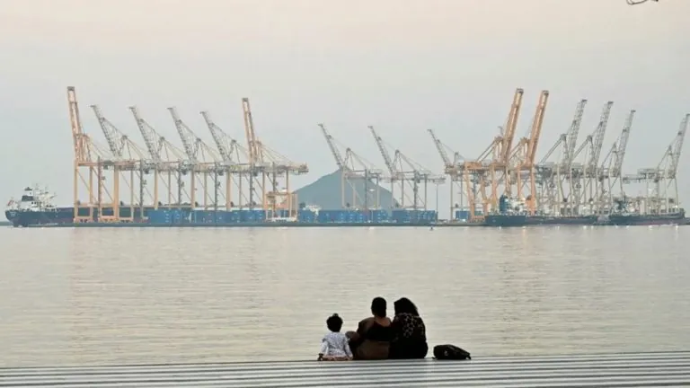 هل تنجح سلطنة عمان في نزع فتيل ‘حرب المضيق’؟ كواليس المفاوضات السرية لإعادة فتح شريان العالم مساعٍ دبلوماسية بين مسقط وطهران لبحث إعادة فتح مضيق هرمز وسط تصاعد الهجمات المتبادلة بين إيران وإسرائيل والولايات المتحدة وتزايد القلق الإقليمي