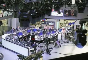 بين روايتين متباينتين في تغطية التصعيد بين إيران وإسرائيل يتحول الخبر إلى ميدان تتقاطع فيه الحقيقة مع التأويل ويجد المشاهد نفسه بين صورتين متناقضتين للحدث