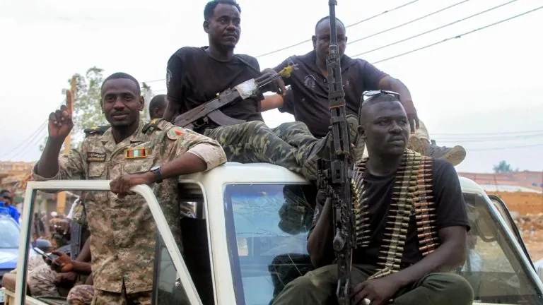 ضغوط إقليمية وغربية تدفع الخرطوم لموقف حذر بين طهران والرياض فيما تكشف الانقسامات داخل الجيش السوداني عن صراع نفوذ يهدد توازن الحرب الطويلة