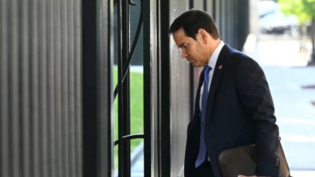 بين انتظارٍ طال في صحراء قطر وغموض مصيرٍ يقود نحو الكونغو، يعيش مئات الأفغان المعلّقين بين وعود الأمان ومخاوف اللجوء في منطقة تمزقها الحروب