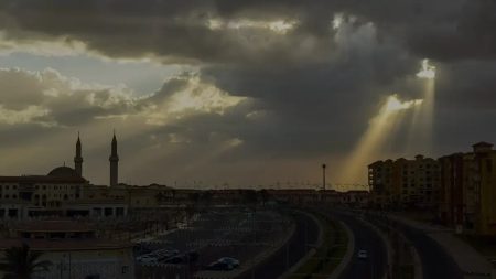 حياة القاهرة الليلية تتبدل مع أزمة الطاقة التي فرضت حظرًا مبكرًا وأضواء خافتة تربك توازن المدينة الاقتصادي وتثير قلق العاملين والسياح على حد سواء