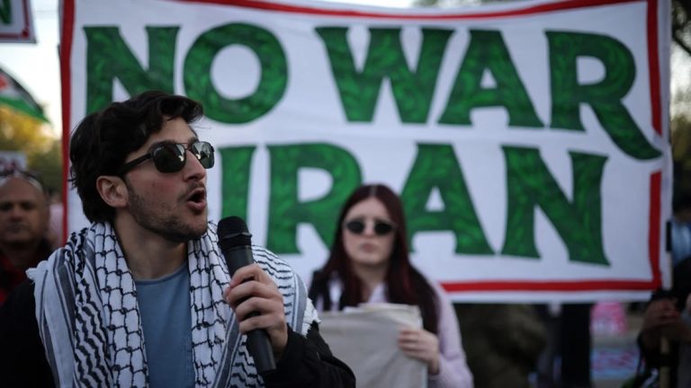 تتعمق الانقسامات داخل الجالية الإيرانية الأمريكية بين أجيال تحمل رؤى متباينة للحرب والهوية