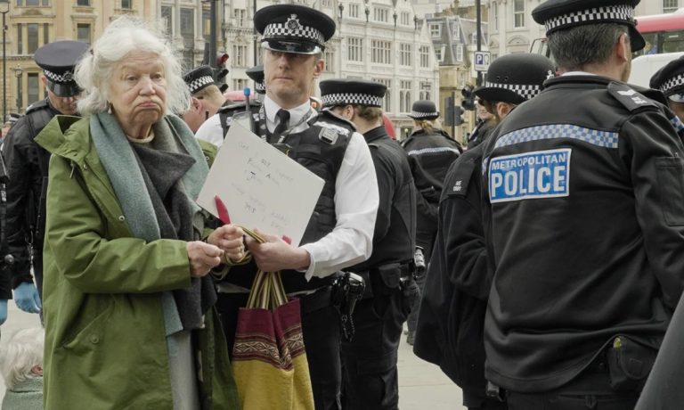 مئات المحتجين في قلب لندن يواجهون الاعتقال لمجرد رفع لافتات تدعم فلسطين فيما تتصاعد الأسئلة حول معنى العدالة وحرية التعبير في دولة تدّعي الديمقراطية