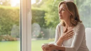 مع تزايد مخاطر القلب بعد انقطاع الطمث يظهر شرب الماء فور الاستيقاظ كخط دفاع بسيط يحافظ على سيولة الدم ويخفف العبء عن القلب في الساعات الحرجة من الصباح