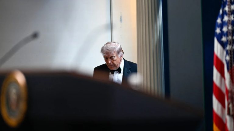 توتر جديد في واشنطن بعد إطلاق نار خلال عشاء المراسلين يحرك التساؤلات حول أمن الرئيس ترامب ويعيد شبح محاولات الاغتيال السابقة إلى الواجهة