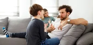 الخوف من جرح مشاعر الأطفال يدفع كثيرًا من الآباء لاستخدام الكذب كوسيلة للحماية لكن الخبراء يحذرون من أثره الخفي على ثقة الصغار ونموهم العاطفي